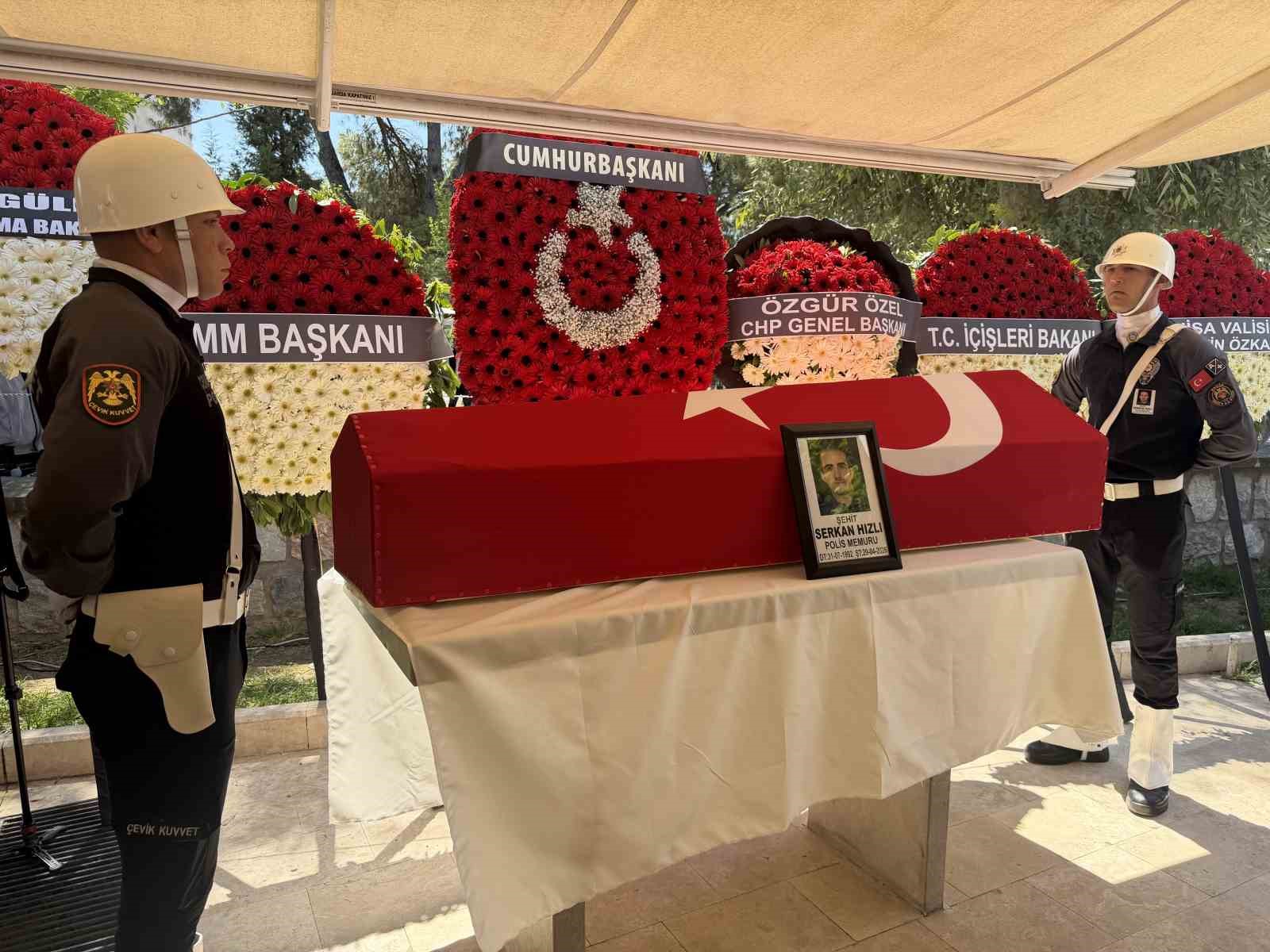 Şehit polisin cenazesinde gözyaşları sel oldu
?v=1