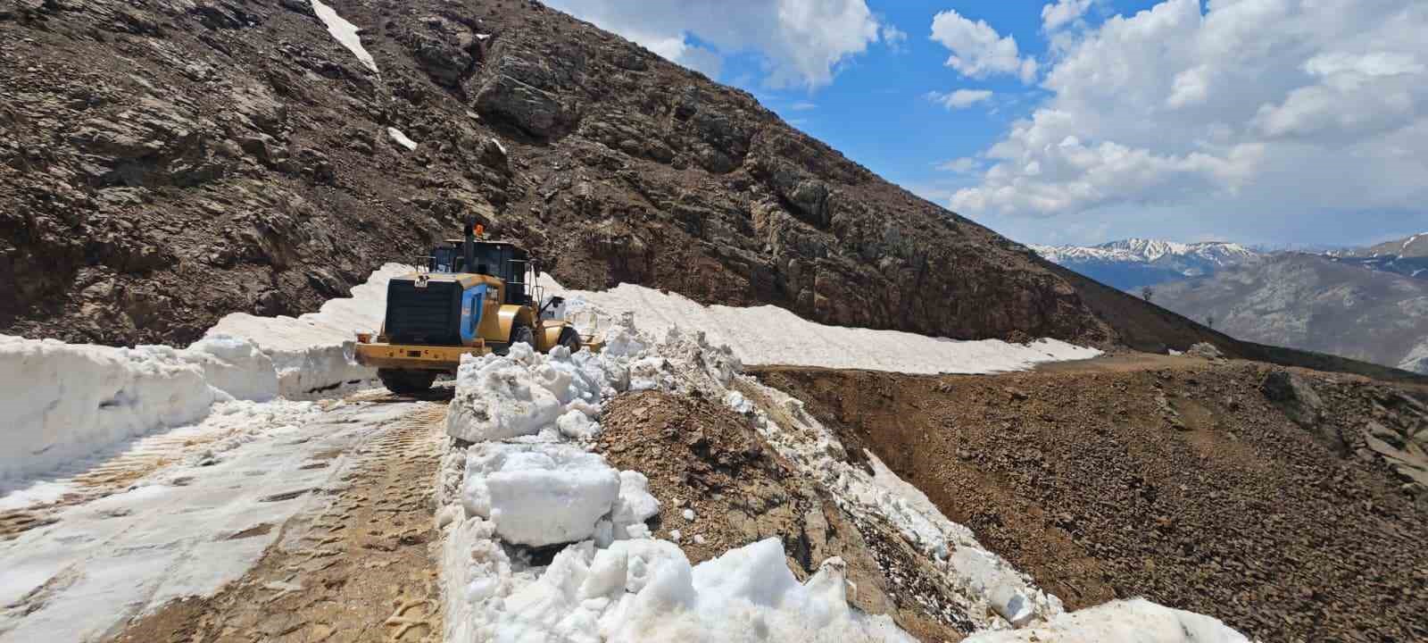 Kulp’ta çığ ve heyelan nedeniyle hasar gören yollar onarılıyor
?v=1