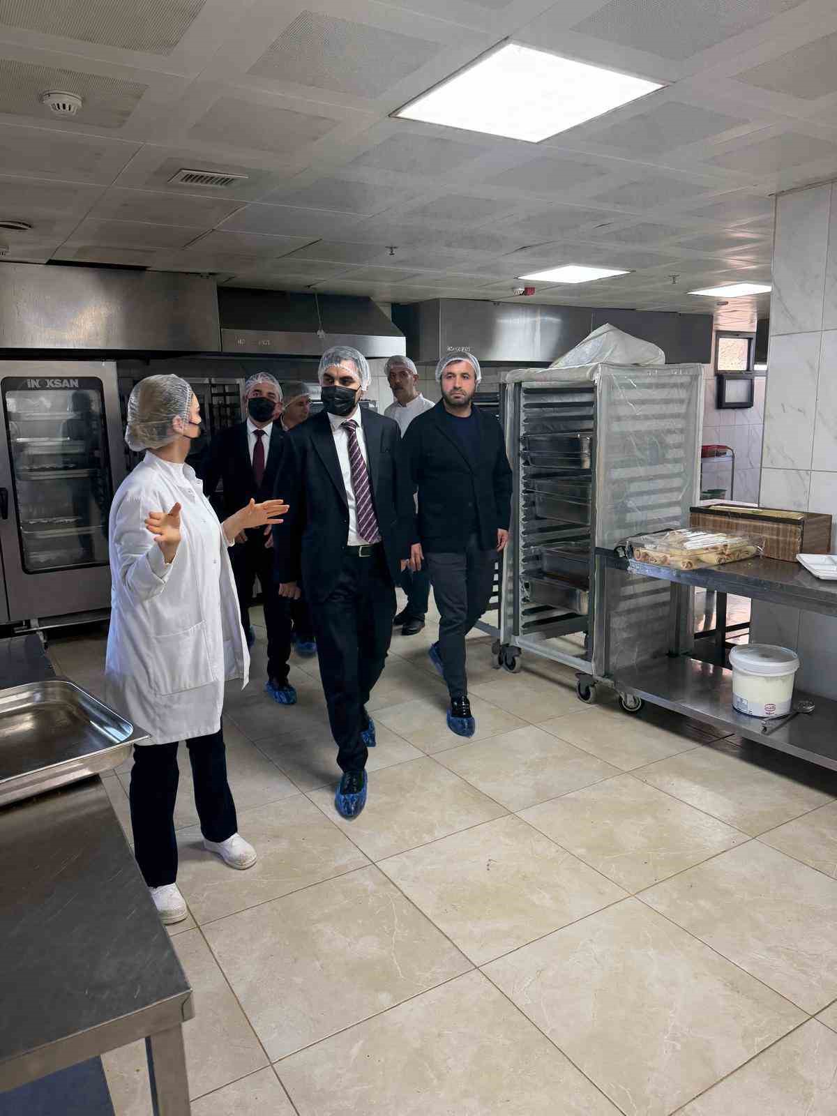 Şırnak’ta 3 bin aileye umut olan hizmet: Yemek üretim süreci yerinde incelendi
?v=1