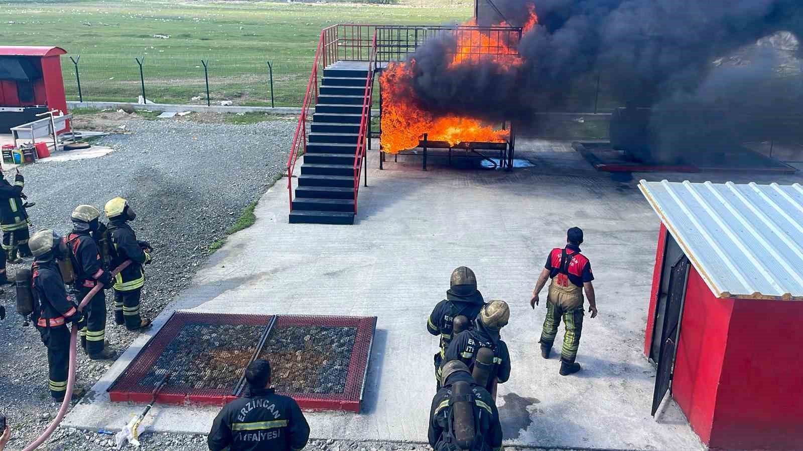 Üniversite öğrencilerine uygulamalı itfaiyecilik eğitimi
?v=1