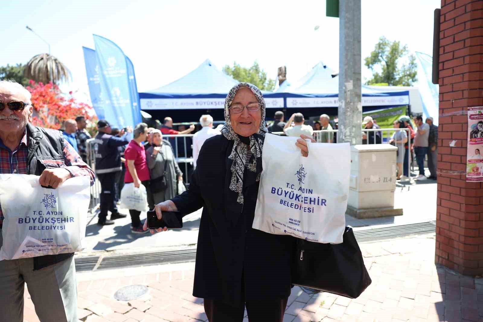 Aydın Büyükşehir Belediyesi binlerce fideyi Nazilli’de vatandaşlara dağıttı
?v=1