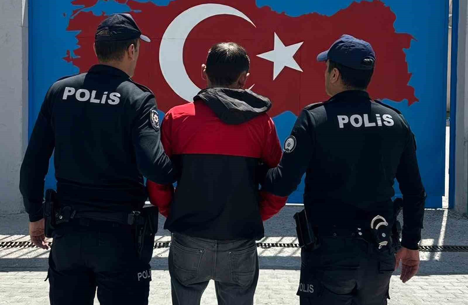 Uyuşturucuyu peçeteye emdirip satıyordu, polis operasyonuyla yakalandı
?v=1