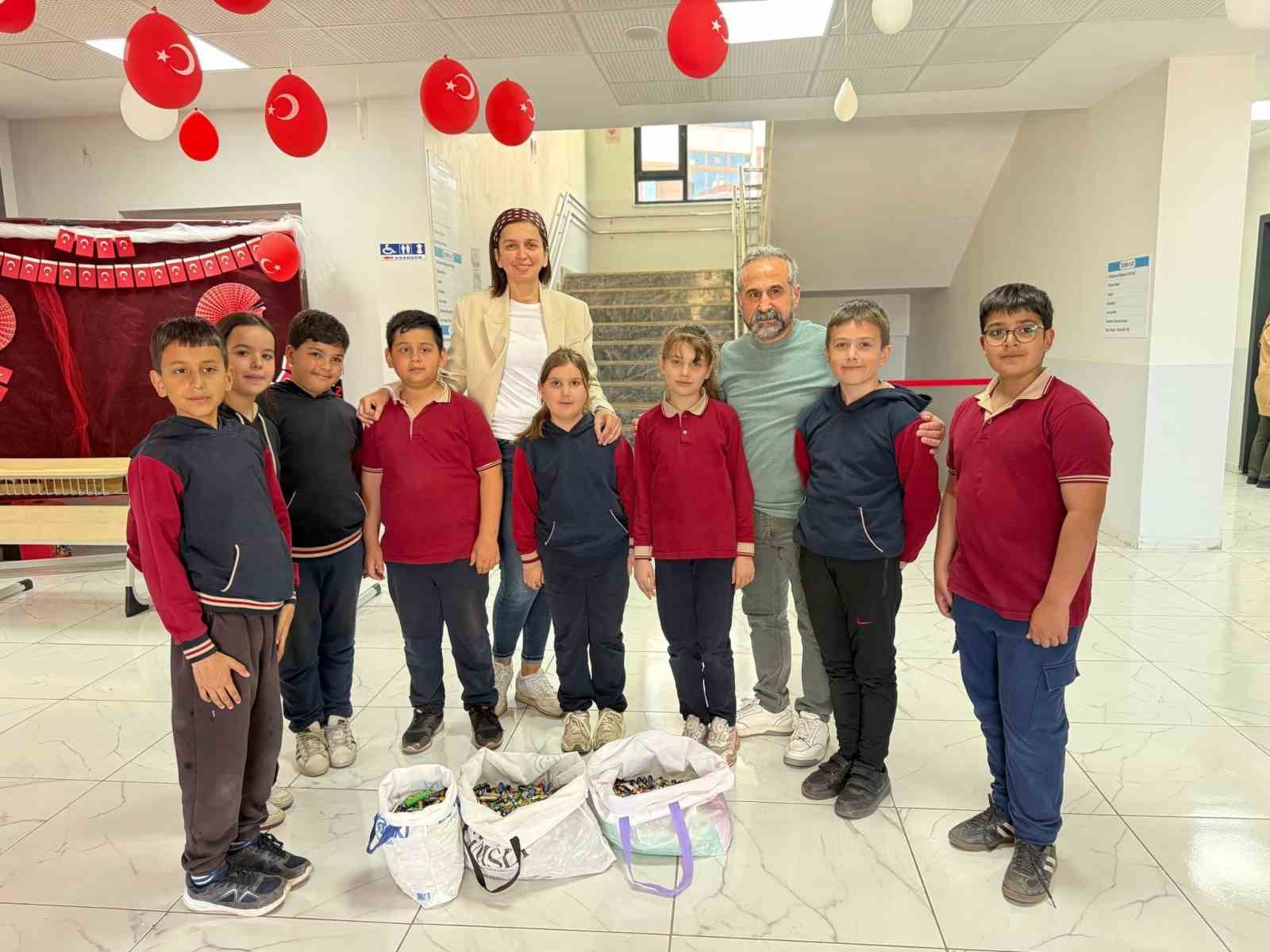 Minik öğrencilerden anlamlı proje: kapı kapı dolaşıp atık pil topladılar
?v=1