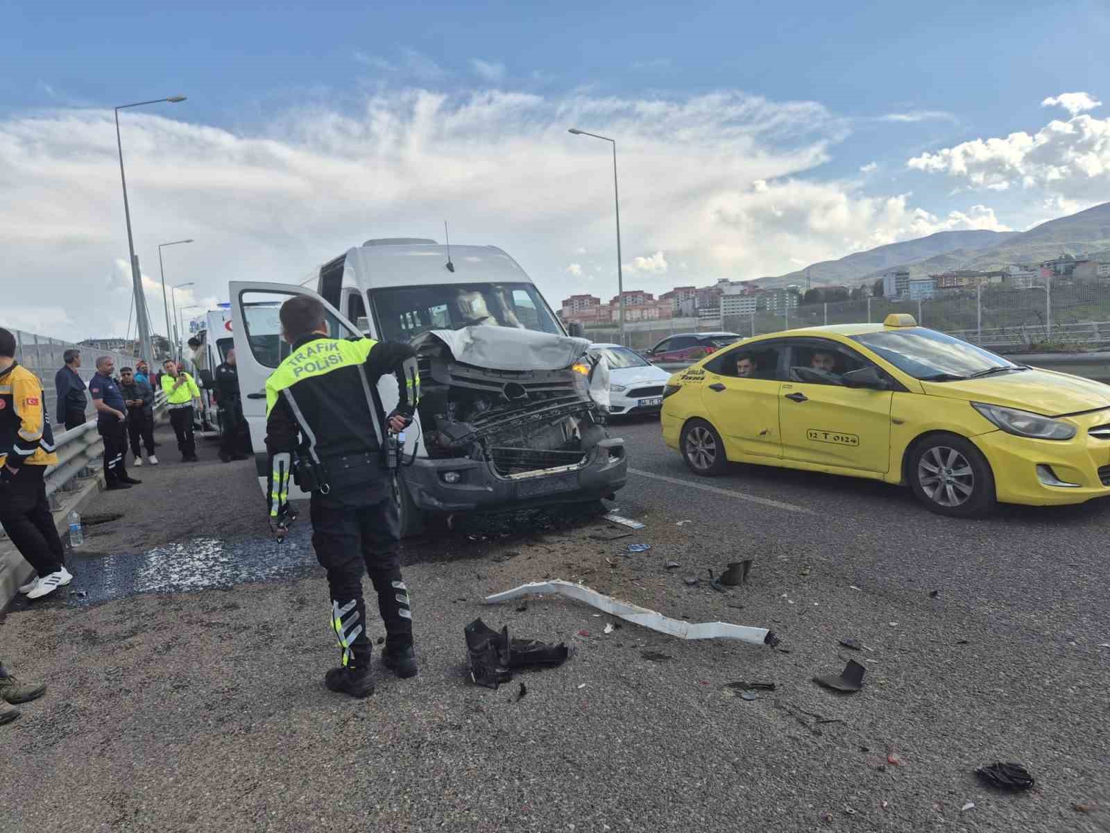 Bingöl’de zincirleme kaza: 3 yaralı
?v=1
