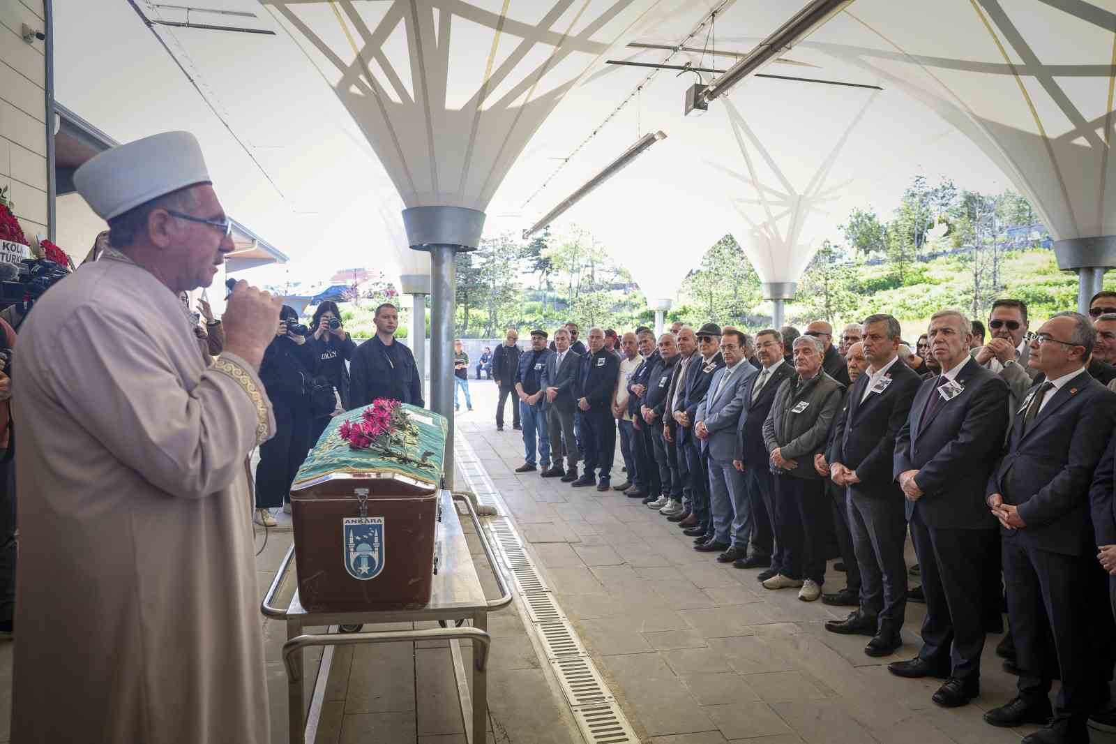 CHP Genel Başkanı Özel, gazeteci Yıldırım’ın cenaze törenine katıldı
?v=1