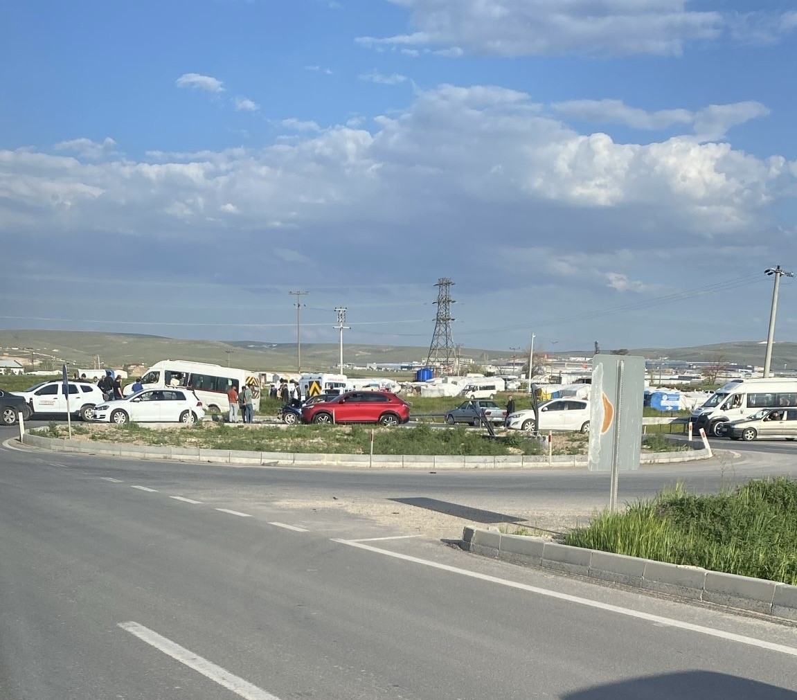 Otomobil ile işçi servisi çarpıştı: 6 yaralı
?v=1