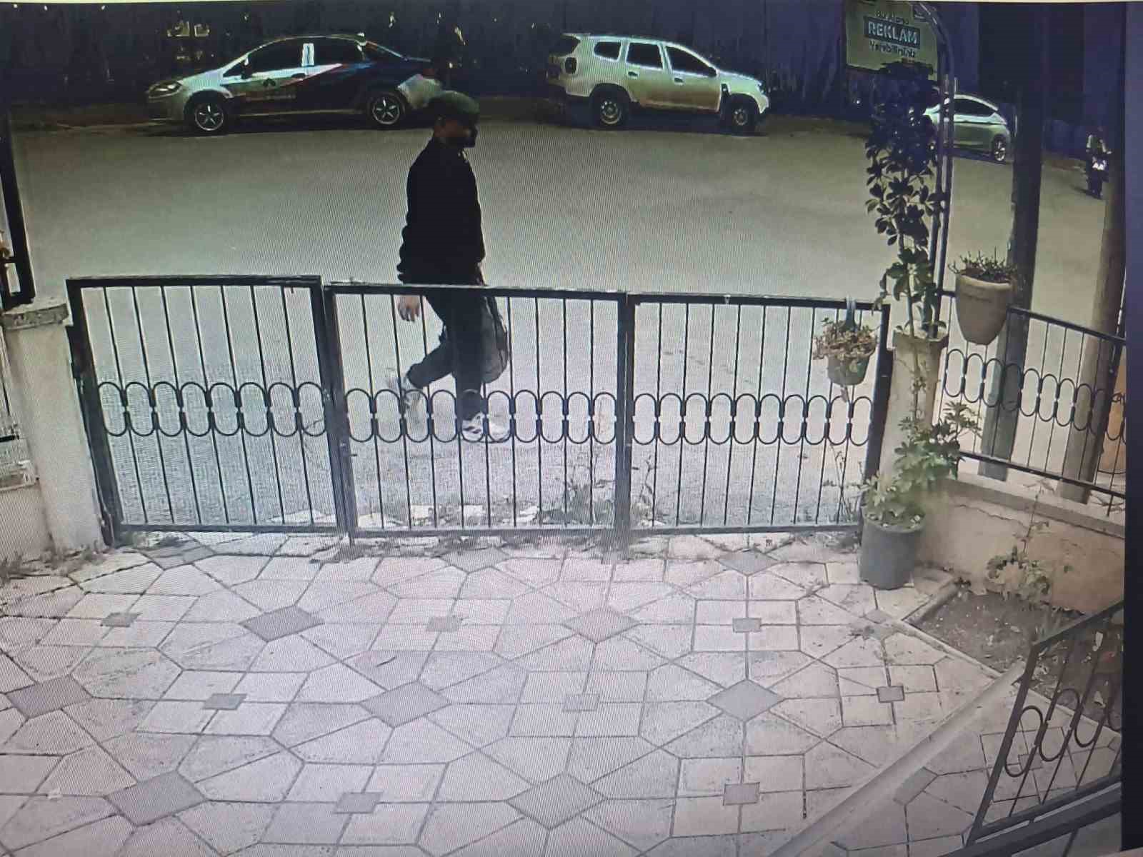 Didim’de  polisiz  diyerek dolandırdılar, kaçarken kaza yapınca yakalandılar
?v=1