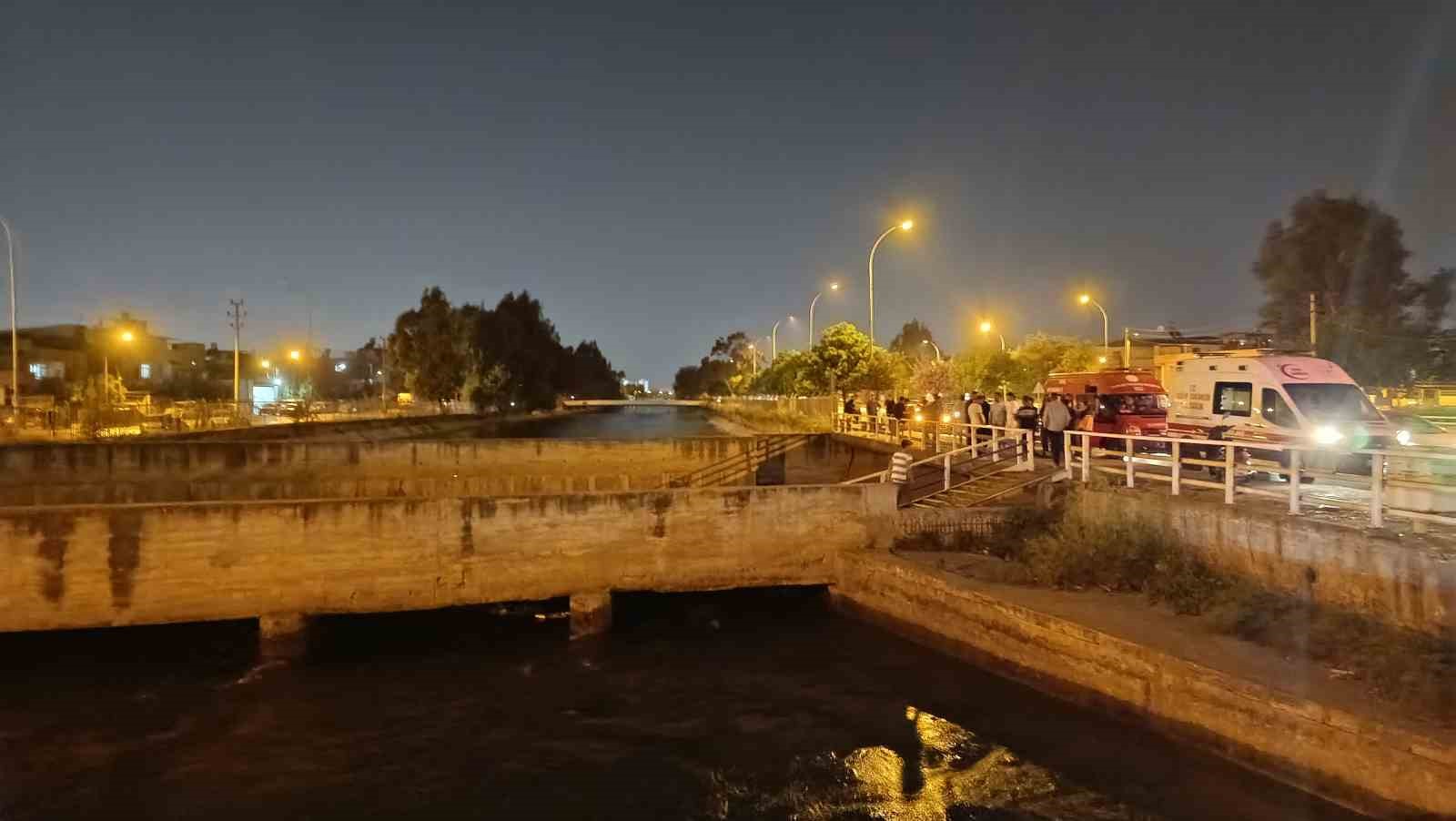 Arkadaşıyla otururken kanala düştü, akıntıya kapılıp kayboldu
?v=1