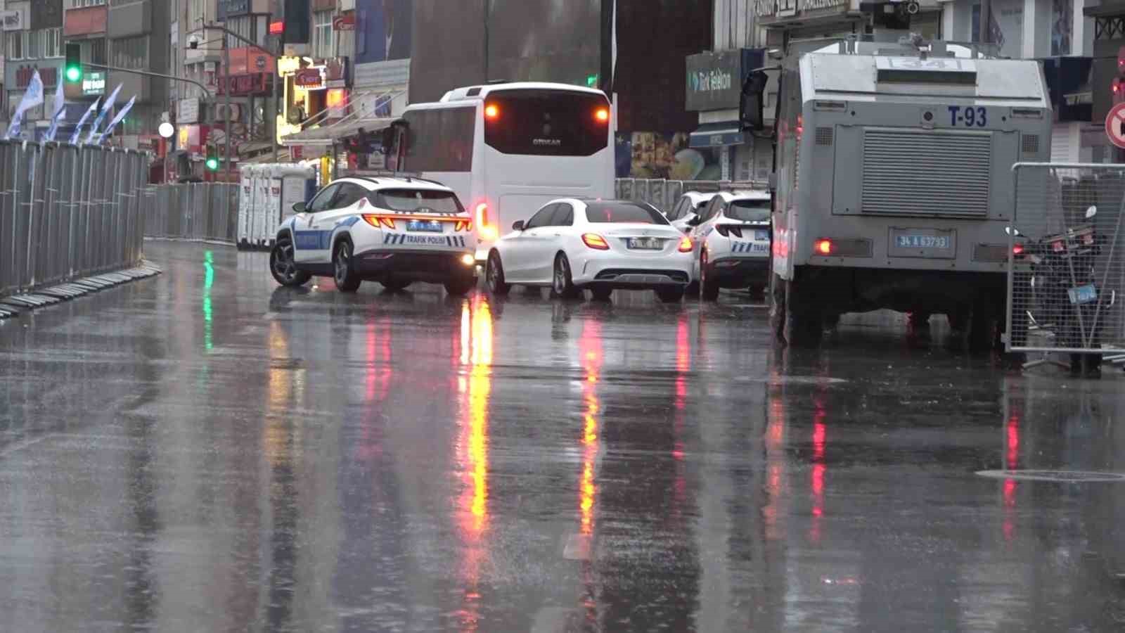 İstanbul’da 1 Mayıs önlemleri: Kadıköy Meydanı araç trafiğine kapatıldı
?v=1