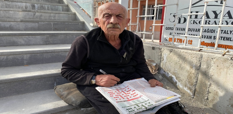Yarım asırdır her gün bulmaca çözüyor?v=1