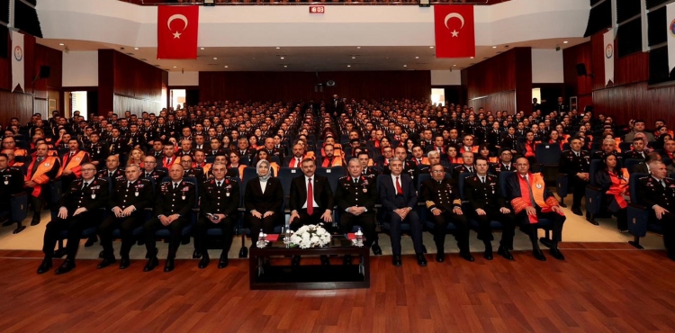 İçişleri Bakanı Çiftçi, subay ve astsubay adaylarıyla bir araya geldi?v=1