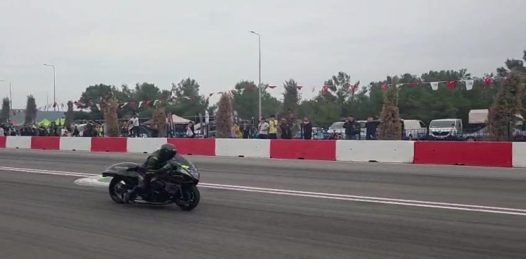 Motodrag Yarışlarında Bariyerlere Çarpan Motosikletin Sürücüsü Yaralandı?v=1