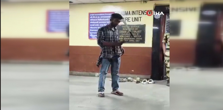 Hindistan'da başına pala saplanan genç telefon kullanmaya devam etti?v=1