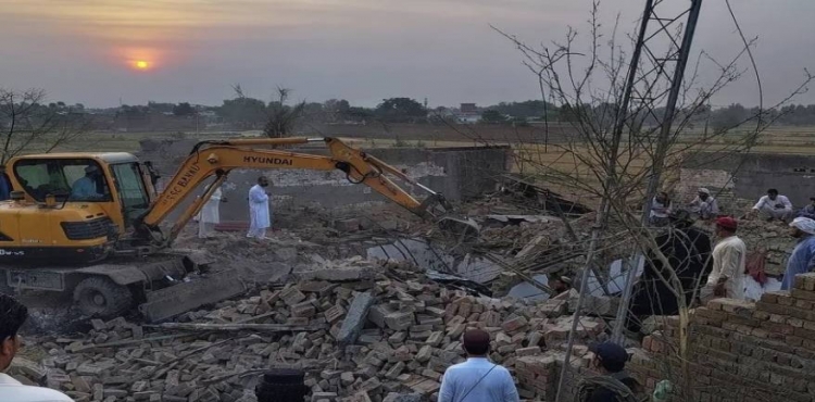 Pakistan’da karakola bombalı saldırı: 12 ölü, 2 yaralı?v=1
