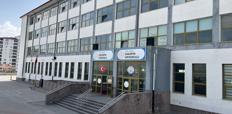 Niğde’de 27 Öğrenci Yedikleri Yemekten Rahatsızlandı?v=1