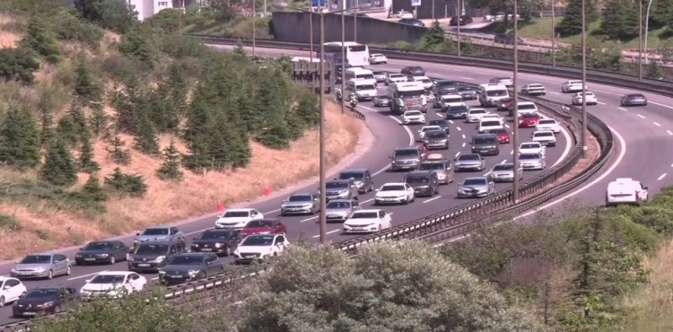 Kocaeli TEM Otoyolu’nda Kilometrelerce Araç Kuyruğu Oluştu?v=1