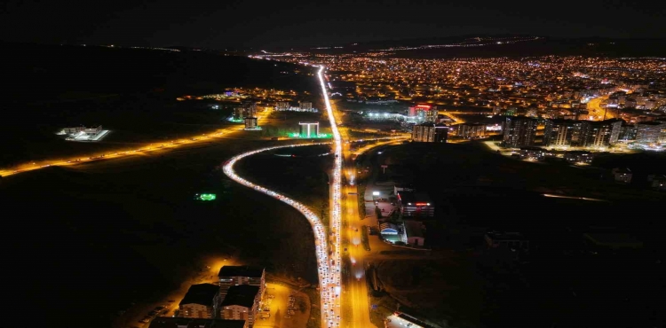 Tatilciler Dönüş Yolunda 43 İlin Geçiş Noktasında Kilometrelerce Kuyruk