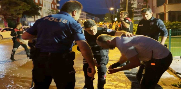 Öfkeli Baba, Kızını Rahatsız Eden Gencin Kulağını Kesti 1’i Polis 2 Yaralı?v=1