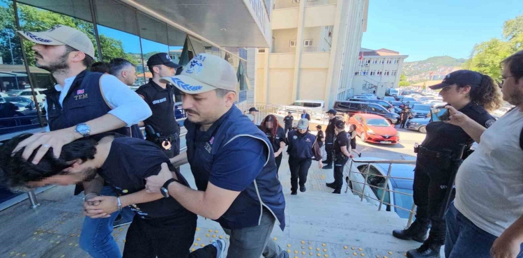 Terör Örgütü Operasyonunda Gözaltına Alınan 4 Öğrenciden 3’ü Tutuklandı?v=1