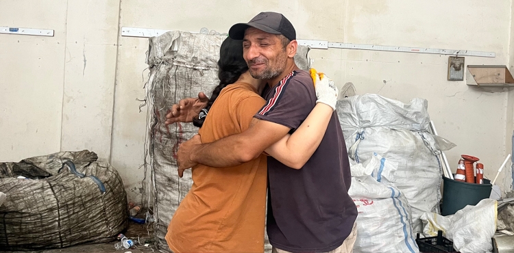Sokaklarda Kağıt Toplayarak Okuttuğu Kızı, Üniversiteyi Birincilikle Bitirdi