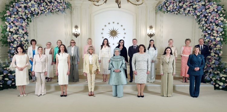 Emine Erdoğan, NATO Marjında Lider Eşleriyle Çankaya Köşkü’nde Bir Araya Geldi?v=1