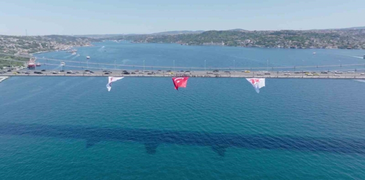15 Temmuz Şehitler Köprüsü’ne Asılan Dev Türk Bayrağı Havadan Görüntülendi?v=1