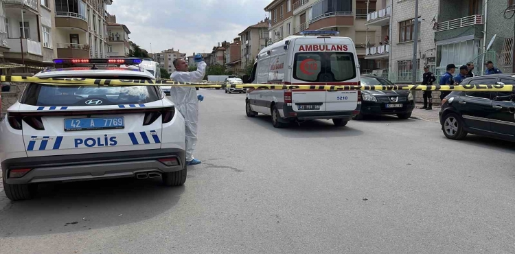 Üvey annesi ile kız kardeşinin boğazını keserek öldürdü?v=1