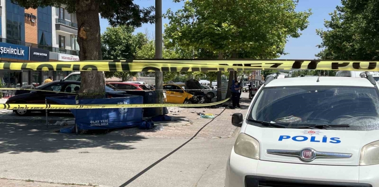 Ticari taksinin çarptığı anne ile kızı hayatını kaybetti?v=1