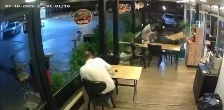 Motosiklet Lokantada Oturan Müşteriye Çarptı