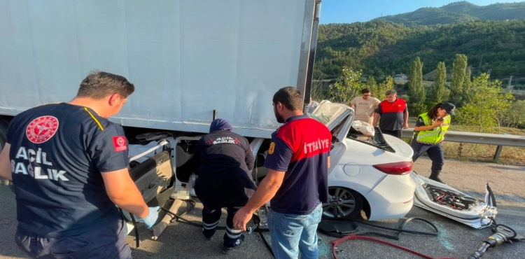 Tıra Arkadan Çarpan Otomobilin Sürücüsü Hayatını Kaybetti