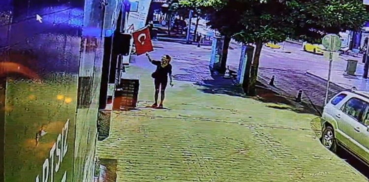 Türk Bayrağını Yakmaya Çalışan Şüpheli Kadın Yakalandı?v=1