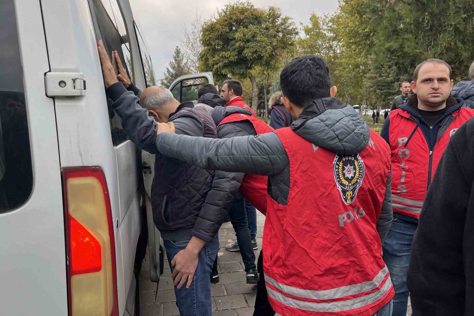 Diyarbakır’da izinsiz yürüyüşte gözaltına alınan 55 kişi serbest bırakıldı
