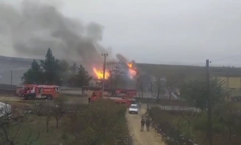 Diyarbakır’da okul çatısında yangın: Öğretmen ve öğrenciler tahliye edildi
?v=1