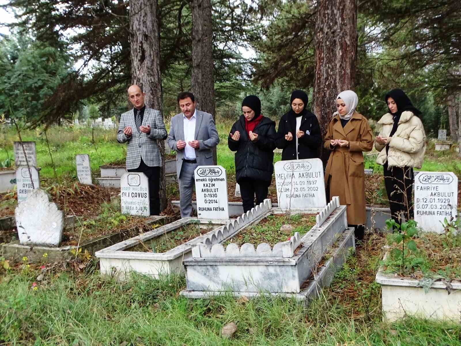 Hisarcık’ta vefat eden öğretmenlerin mezarları ziyaret edildi
