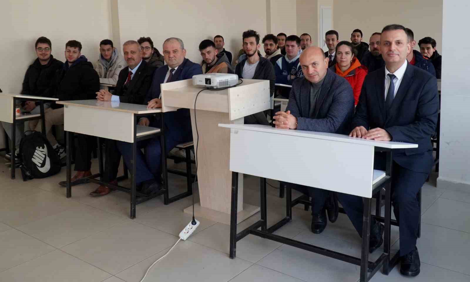 Başkan Oral, Altınova’da derse girerek ilçeyi tanıttı

