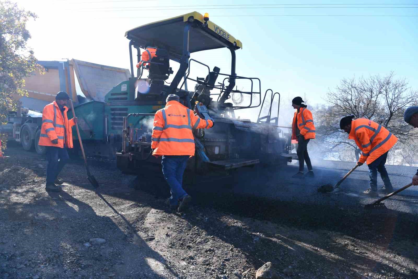 Büyükşehir’den Hacılar’da 4 caddeyi sıcak asfaltla buluşturan 10 milyon TL’lik çalışma
