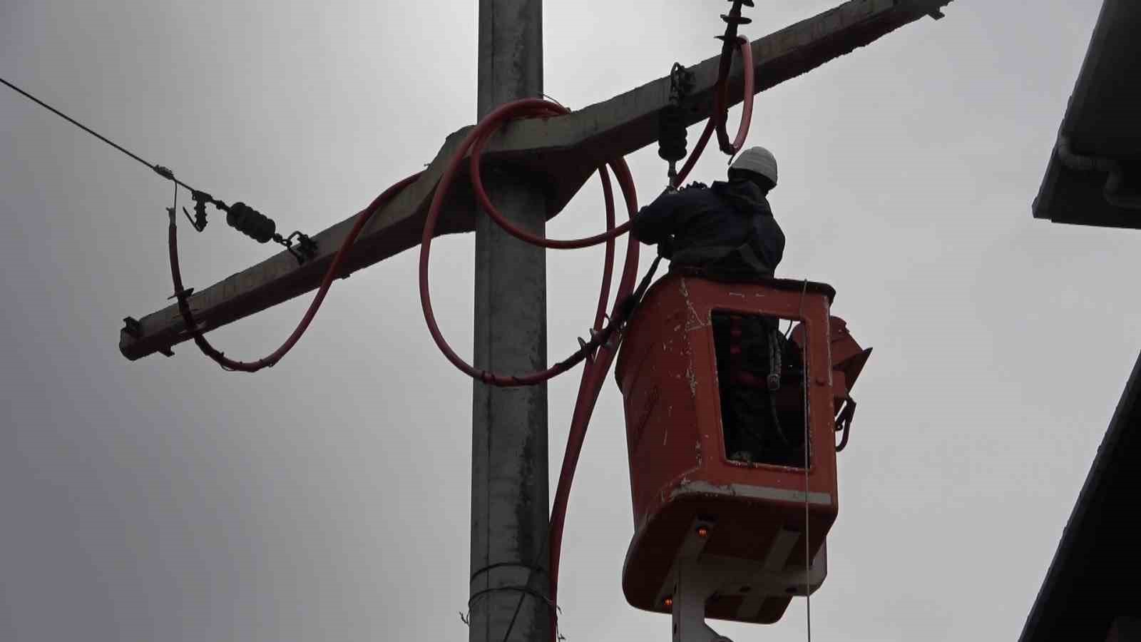UEDAŞ ekipleri, lodosun sebep olduğu elektrik kesintileri için aralıksız çalışıyor

