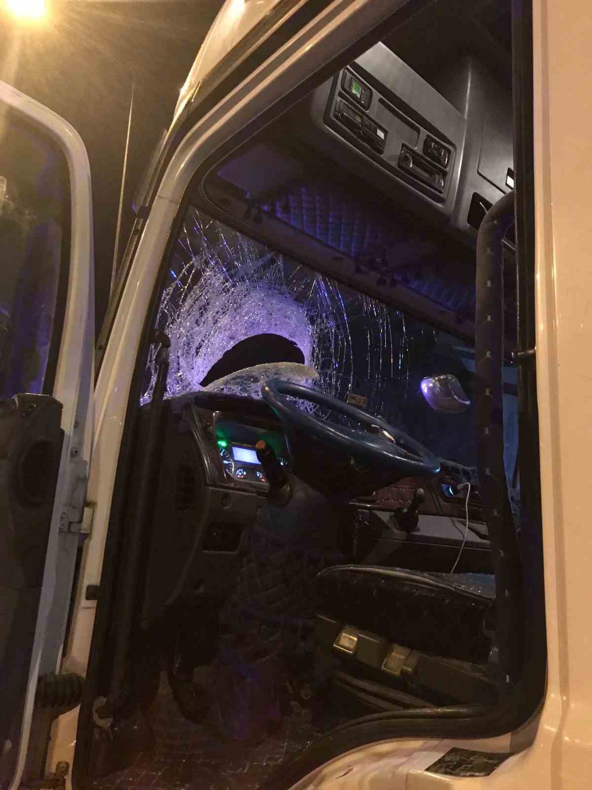 Otoyolda ilginç kaza: Fırlayan balata başka aracın camından girdi
