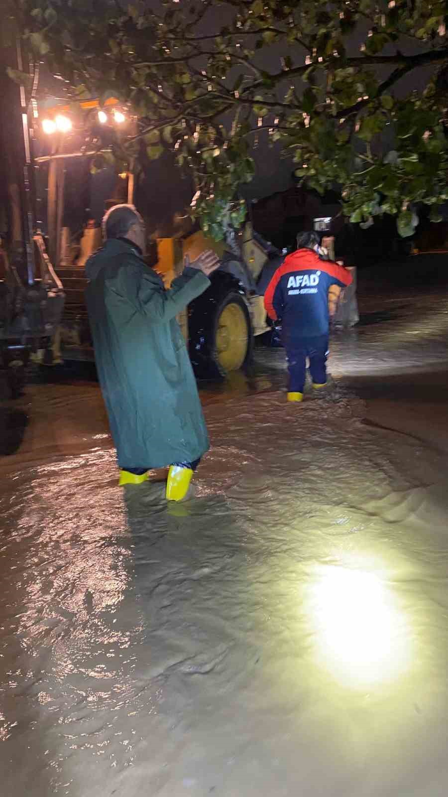 Yalova’da su basan sitedeki 10 kişi kurtarıldı
