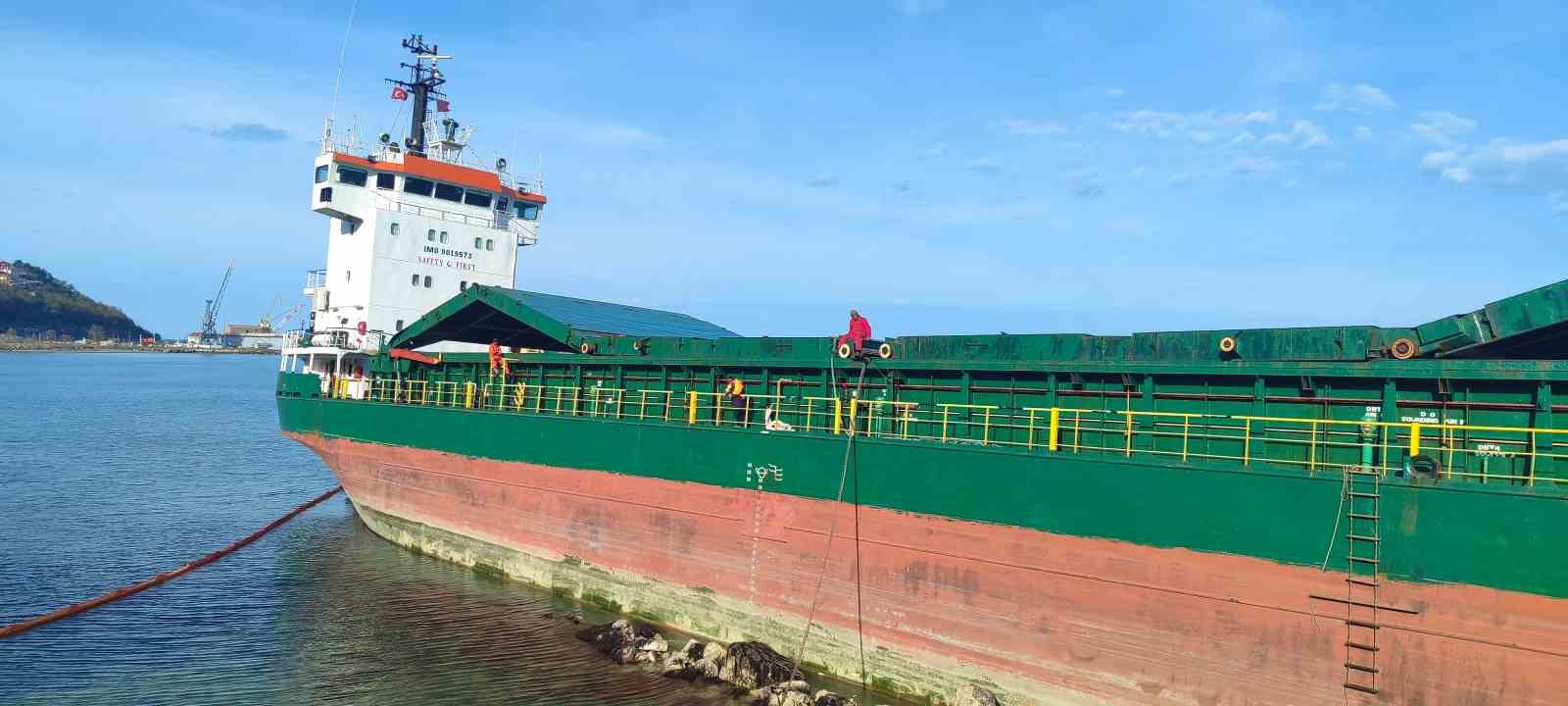 Kastamonu’da karaya oturan gemideki 50 ton yakıt tahliye ediliyor
