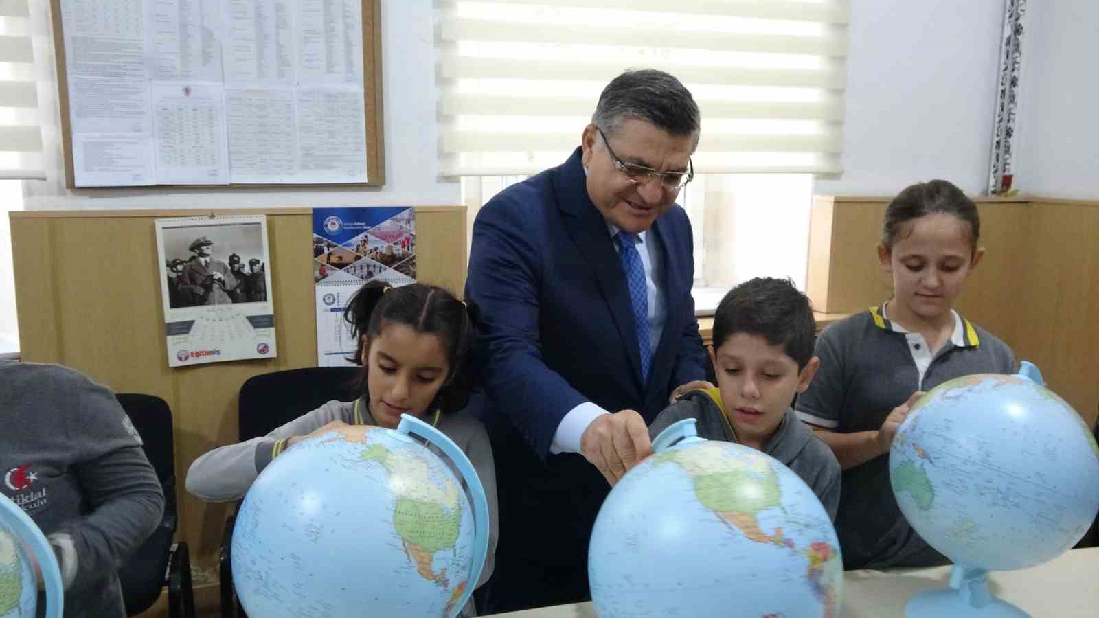 Sinop’ta ilkokul öğrencilerine ‘model küre’ hediye edildi
