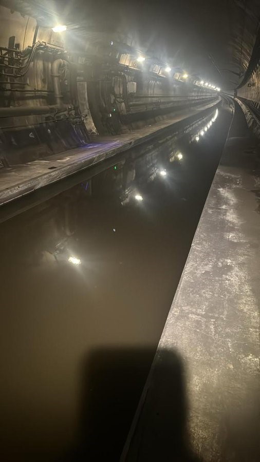 İngiltere’de tüneli su bastı, tren seferleri iptal edildi
