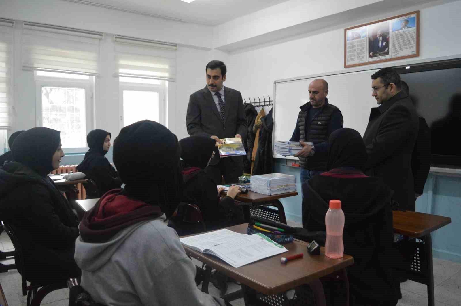 Erzincan’da öğrencilere soru bankası hediye edildi
