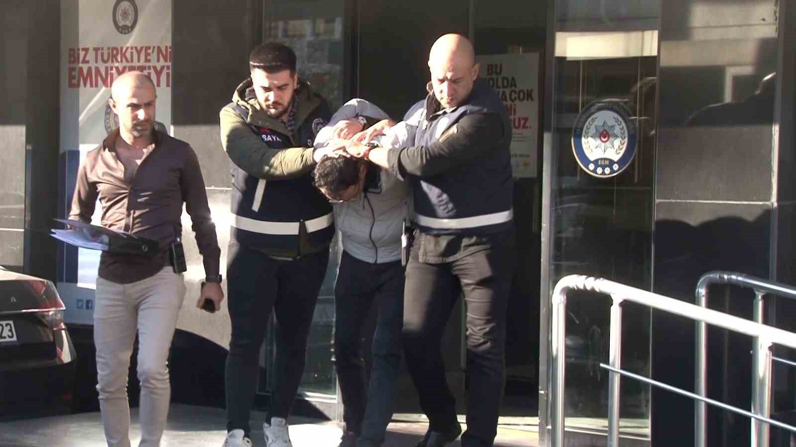 Kadıköy’de servis minibüsünü kaçıran zanlı adliyeye sevk edildi
