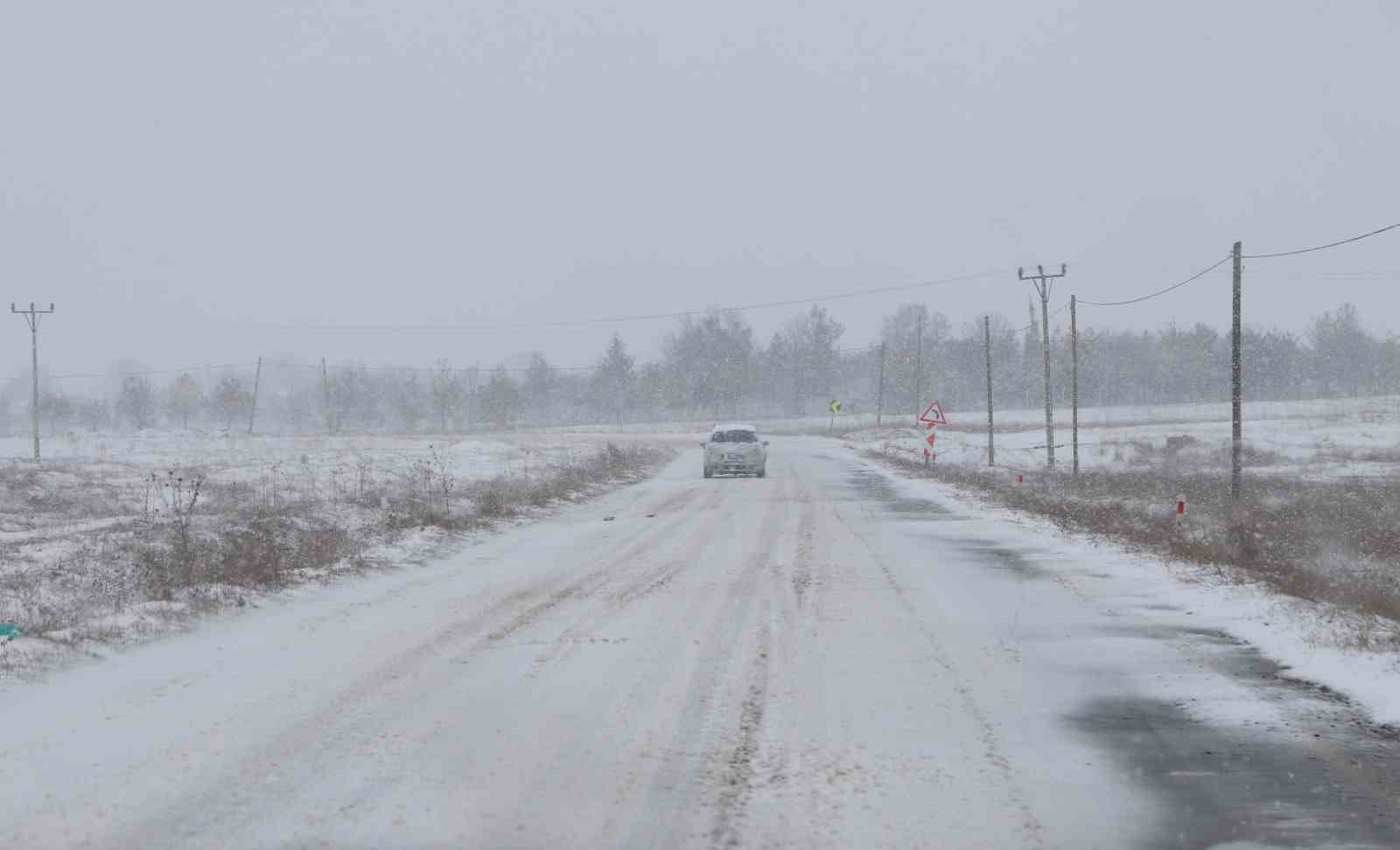Hayrabolu’da kar yağışı etkisini sürdürüyor: Okullar 1 gün tatil edildi
