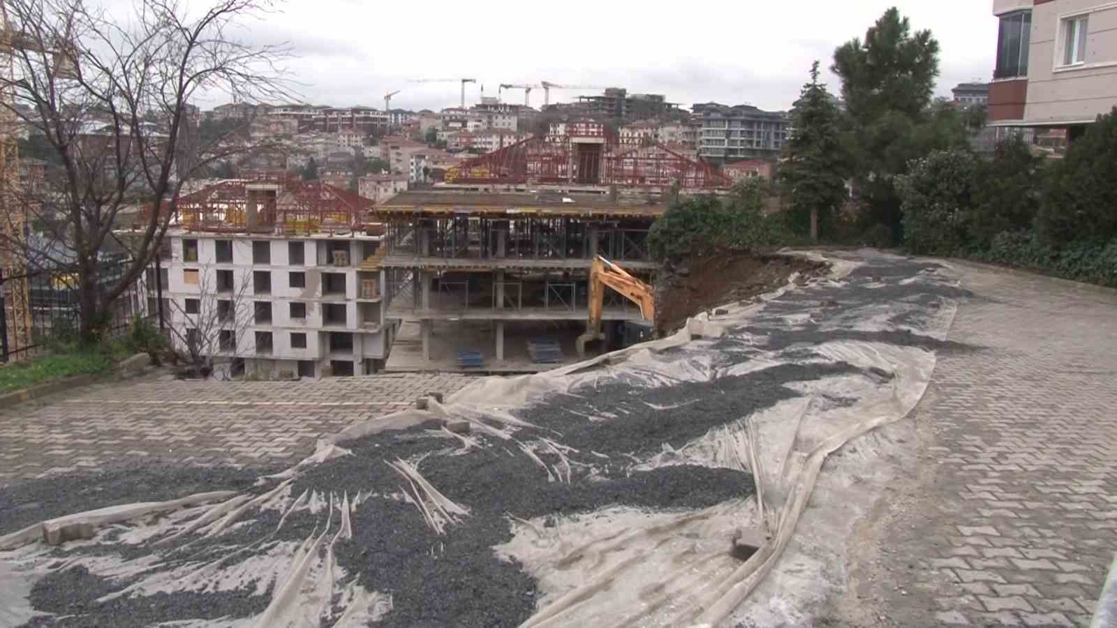 Üsküdar’da istinat duvarı çöktü, bir apartman tahliye edildi
