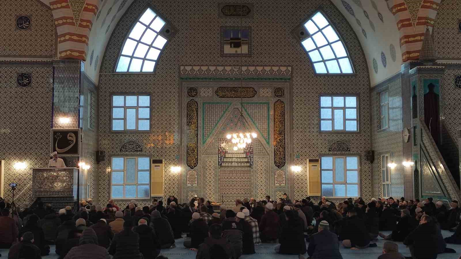 Bursa’da camilerde şehitler için dua edildi
