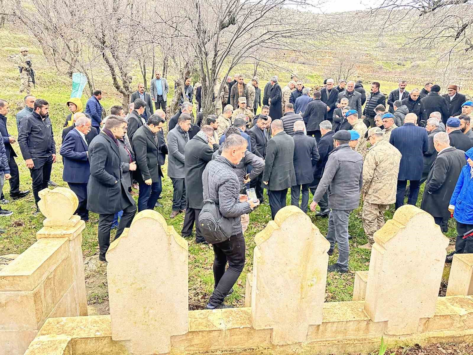 Teröristlerin 37 yıl önce katlettiği vatandaşlar mezarları başında dualarla yad edildi

