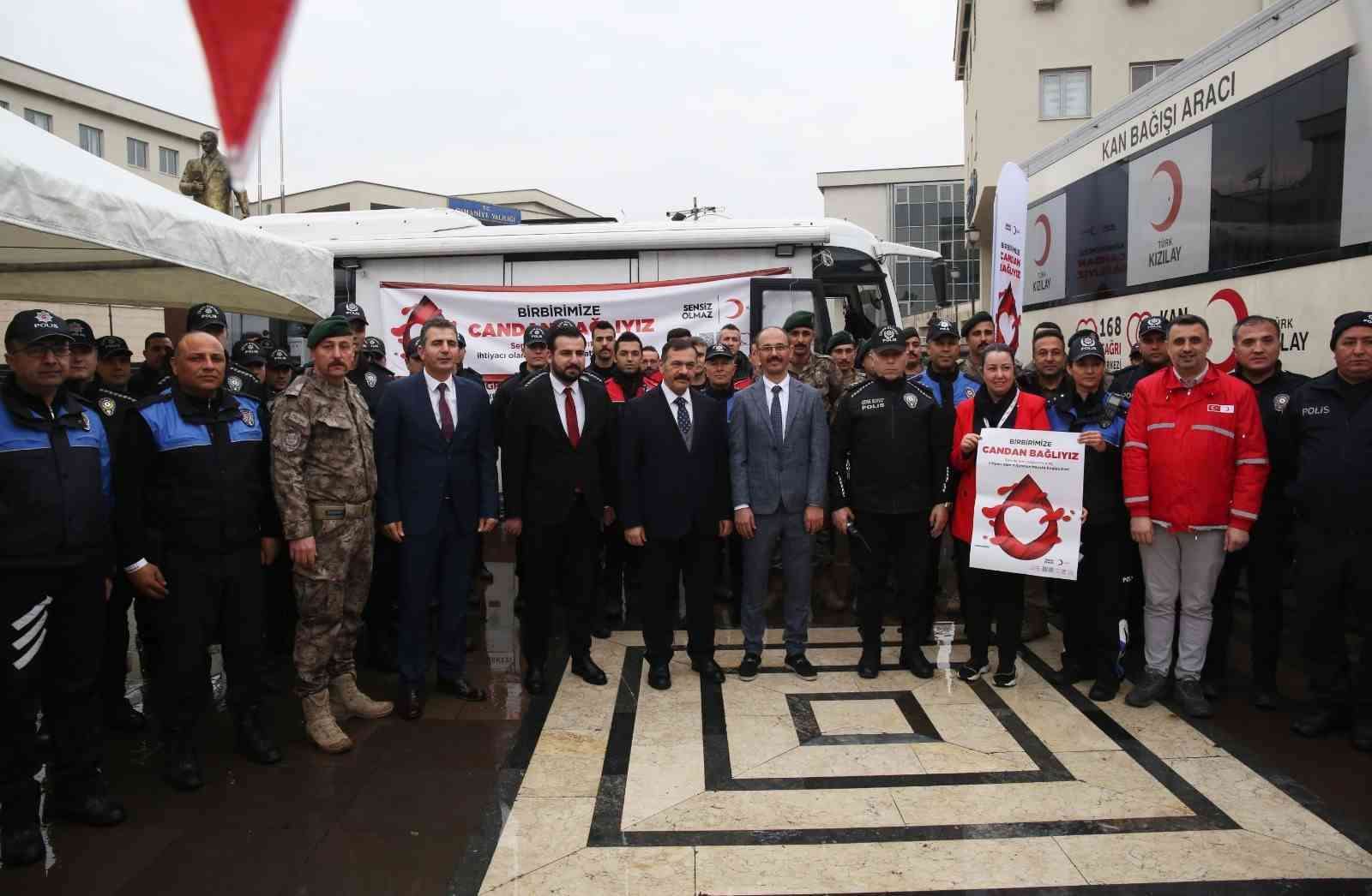 Osmaniye polisi Kızılay’ın ‘Birbirimize Candan Bağlıyız’ kampanyasına destek verdi
