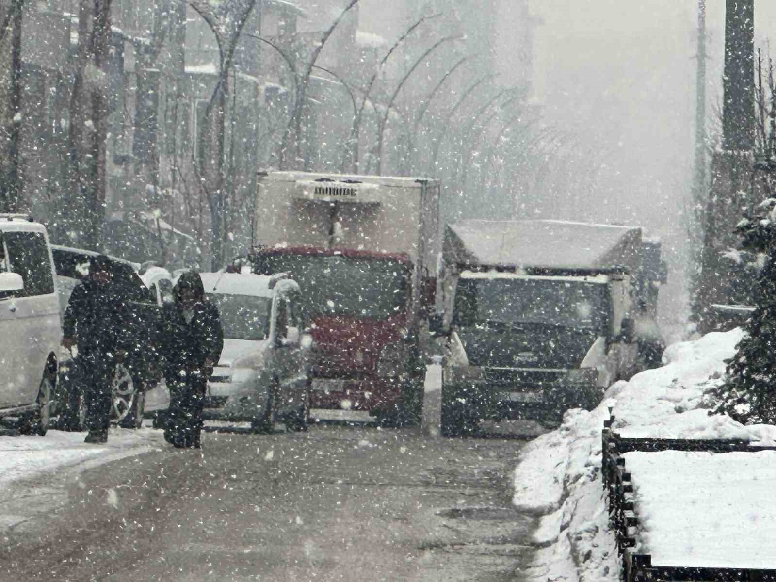 Yüksekova’da yoğun kar yağışı: Uçak seferleri iptal edildi
